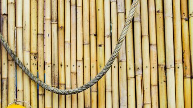 Bambu arka planında asılı halat