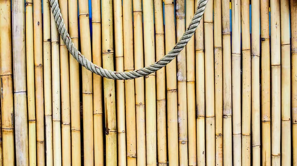 Bambu arka planında asılı halat