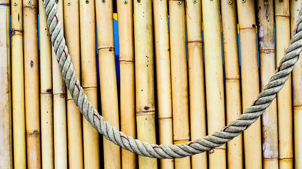 Bambu arka planında asılı halat