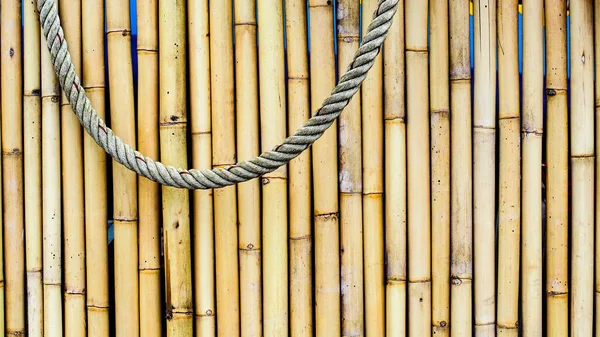 Bambu arka planında asılı halat