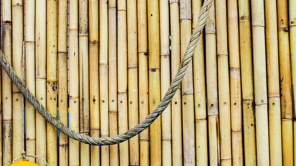 Bambu arka planında asılı halat