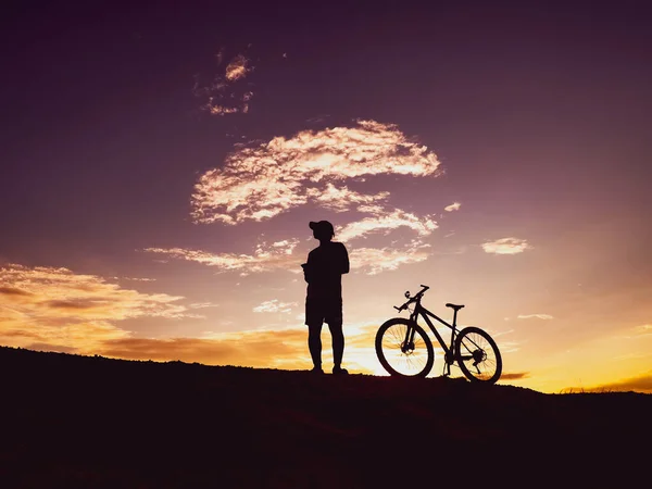 Silhueta Homem Com Uma Bicicleta Montanha Pôr Sol Fundo — Fotografia de Stock