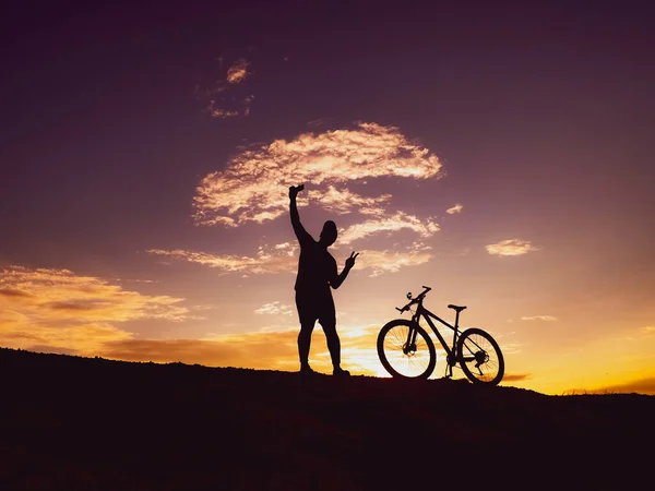 Günbatımı Arka Planında Dağ Bisikleti Olan Bir Adamın Silueti — Stok fotoğraf