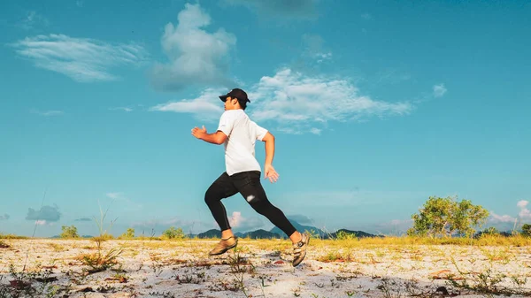 Homem Asiático Praticando Correr Areia Bom Dia Conceitos Treinamento Exercício — Fotografia de Stock