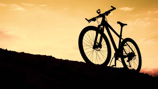 Sylwetka Roweru Górskiego Pięknym Oświetleniem Koncepcja Relaksacji Ćwiczeń Fizycznych — Zdjęcie stockowe