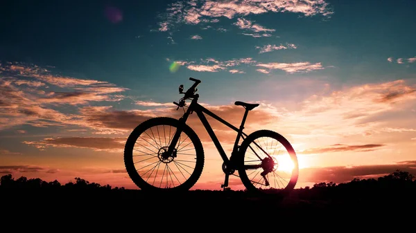 Silueta Una Bicicleta Montaña Con Hermosa Iluminación Concepto Relajación Ejercicio — Foto de Stock