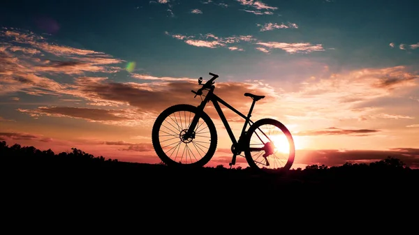 Silueta Una Bicicleta Montaña Con Hermosa Iluminación Concepto Relajación Ejercicio — Foto de Stock