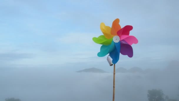 Kleurrijke Windmolens Draaien Berg Kopieer Ruimte — Stockvideo