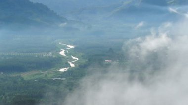 Gündüz vakti sisli dağın tepesinden manzara