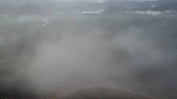 Vista Panorámica Desde Cima Montaña Brumosa Bosque Durante Día — Vídeos de Stock