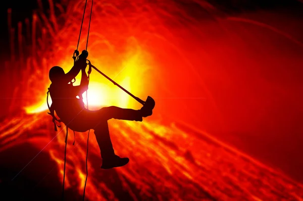 Силуэт Авантюриста Взбирающегося Веревке Высокую Скалу Вечером Траекторией Обрезки — стоковое фото