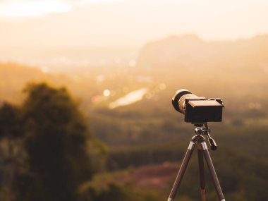Şehrin arka planındaki tripodun üzerindeki kamera.