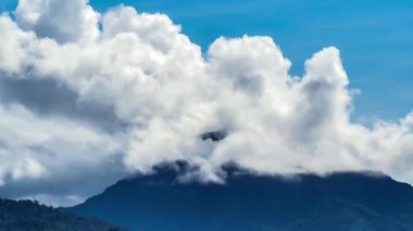 Bulutlu dağlara bakış, doğa konsepti