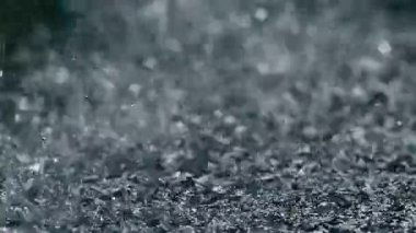 Siyah arkaplanda su damlaları