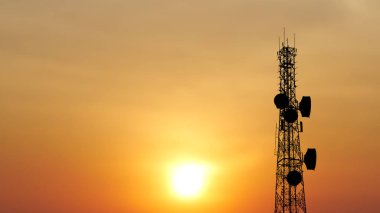 Günbatımlı anten silueti