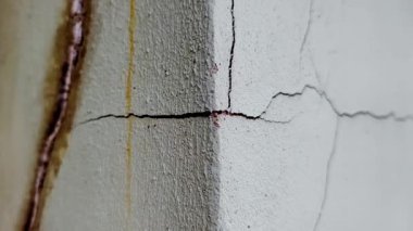 Hasarlı beton duvar. Çatlaklar, hasar ve hasar.