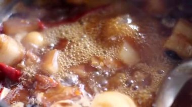 Tavuğu tavada pişirmek.