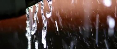 Çatıya yağmur damlası