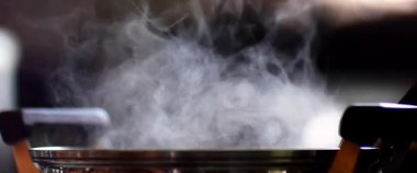 Mutfakta sıcak buhar