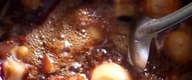 Bir kase etin yakın plan çekimi.