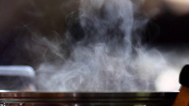 Demlikten yükselen buhar, mutfak ortamında sisli bir etki yaratıyor..