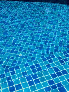 * * Güneşli yüzme havuzu berrak mavi su ve fayanslı merdivenlerle, ferahlatıcı bir yaz atmosferi yakalıyor.