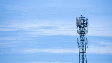 Uzun bir telekomünikasyon kulesi, modern teknoloji ve bağlılık sergiliyor..