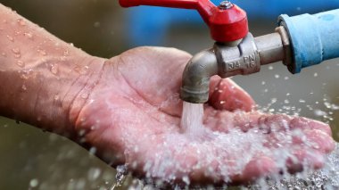Açık havadaki musluktan su yakalama, doğal ortamda suyu koruma ve hijyeni ön plana çıkarma..