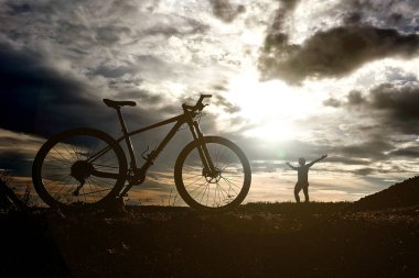 Dağlarda sırt çantalı bir adam.