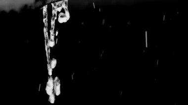 Siyah arkaplanda soyut su damlacıkları