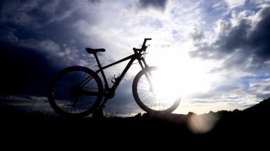 bir adam dağ silueti