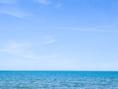 Berrak mavi gökyüzü ile huzurlu bir okyanus manzarası, doğanın engin deniz manzarasının güzelliğini ve sükunetini gözler önüne seriyor..