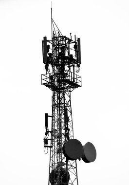 Gökyüzü arkaplanındaki iletişim kulesi, siyah ve beyaz