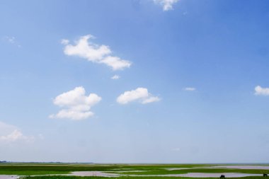 Göl ve gökyüzü manzarası