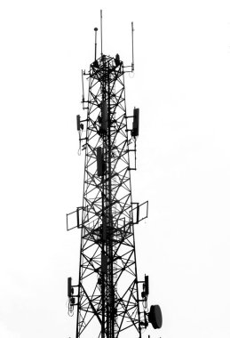 Gökyüzünün arka planında anten kulesi