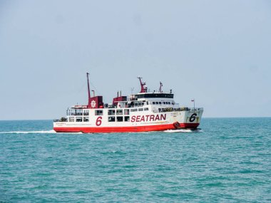 denizin üzerinde yolcu teknesi