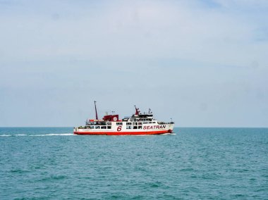 Limandaki denizde bir feribot.