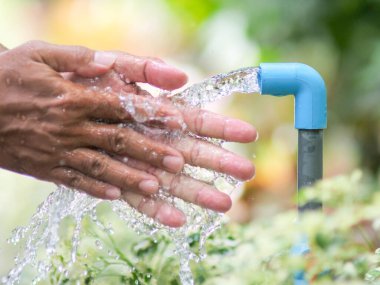 Doğada sabunla el yıkama.