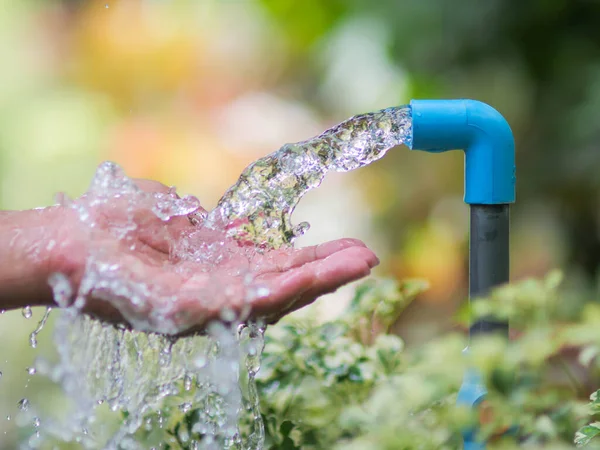 Bahçedeki musluk suyu