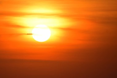 Yazın güneşli gün batımı