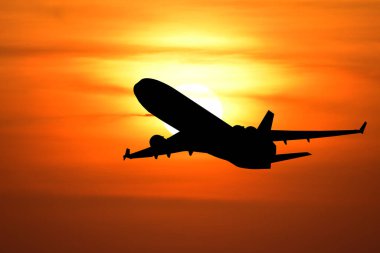 Gün batımı arkaplanlı siluet uçak