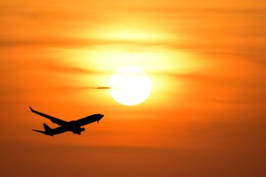 Bulutların üzerinde uçan uçak