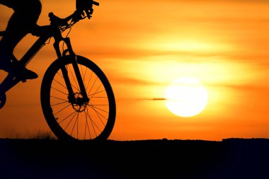 Siluet Bisiklet günbatımı arka plan üzerinde