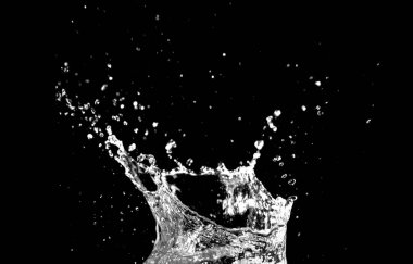 Siyah arkaplanda su sıçraması.