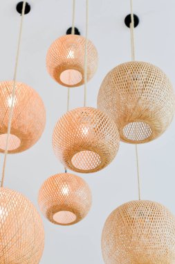 Beyaz arkaplanda avize