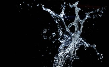 Siyah arkaplanda su sıçraması