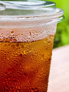 Bir bardak buzlu yeşil içecek.