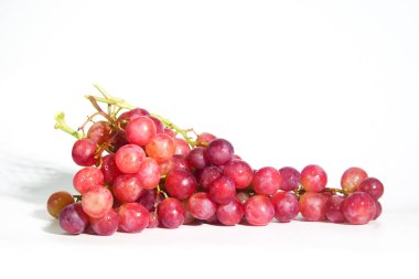 Beyaz arkaplanda izole edilmiş kırmızı üzümler