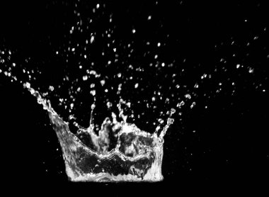 Siyah arkaplanda temiz su damlası