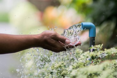 Elim bahçeyi suluyor..